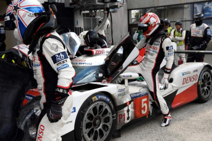 El japonés Kazuki Nakajima releva a Anthony Davidson del Toyota TSO50 Hybrid N°5 en las 24 Horas de Le Mans, este domingo.-AFP