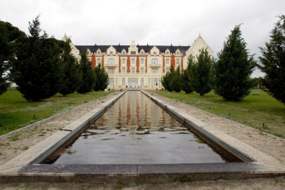 Jardines y fachada del hotel balneario Palacio de Las Salinas, en Medina del Campo (Valladolid).-ICAL