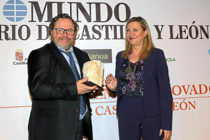 Jorge García sostiene la escultura que la consejera de Economía y Hacienda, Pilar del Olmo, le ha entregado.-J. M. LOSTAU
