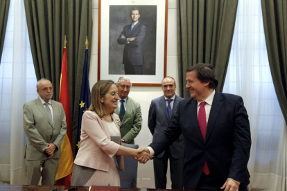 La ministra de Fomento, Ana Pastor firma un convenio con las sociedades concesionarias de autopistas, en la imagen con el presidente de Europistas, Javier Pérez-ICAL