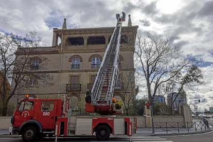 Los bomberos, ayer, retiran un canalón del cuartel de Farnesio.-PABLO REQUEJO