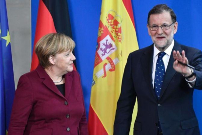 Angela Merkel y Mariano Rajoy, este viernes en la rueda de prensa que han ofrecido en Berlín.-AFP / JOHN MACDOUGALL