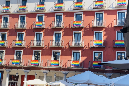 Balcones de la plaza Mayor de Valladolid con la bandera arcoíris. E. M.