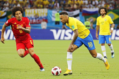 Witsel persigue a Neymar durante el Brasil-Bélgica del Mundial 2018. /-ROBERT GHEMENT