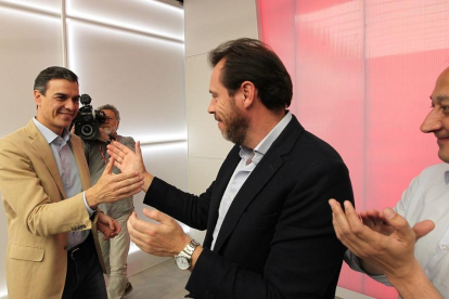 Secretario general del Partido Socialista, Pedro Sánchez saluda al portavoz de la Ejecutiva, Óscar Puente, a su llegada a la reunión de la Ejecutiva Federal del Partido.-ICAL