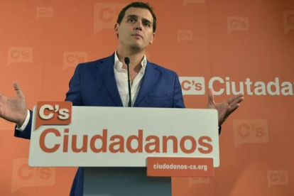 El líder de Ciudadanos, Albert Rivera, durante la rueda de prensa que ha ofrecido este miércoles en la sede del partido en Barcelona.-Foto: FERRAN SENDRAA