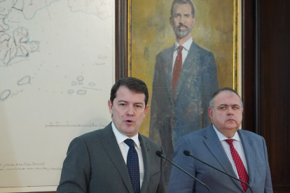 El presidente de la Junta, Alfonso Fernández Mañueco, durante la declaración institucional acompañado del consejero de Sanidad, Alejandro Vázquez.- ICAL