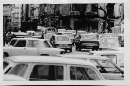Tráfico en la plaza España hacia la calle Duque de la Victoria en el barrio San Andrés-Caño Argales en 1979.- ARCHIVO MUNICIPAL VALLADOLID