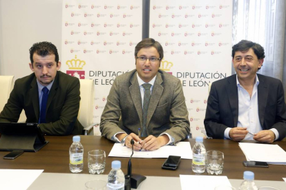 El presidente de la Diputación, Emilio Orejas, preside la reunión del Consorcio del Aeropuerto de León-Ical