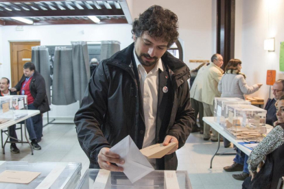 El procurador de IU-Equo José Sarrión vota en el colegio electoral de Valdelagua-ICAL