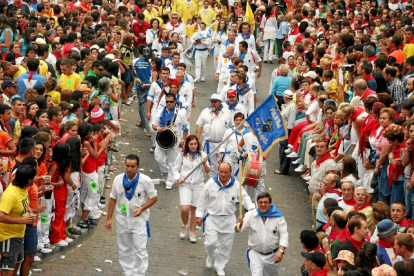 Una de las peñas de Cuéllar, ‘El Soto’, en el desfile que inicia las fiestas de la Virgen del Rosario.-EL MUNDO