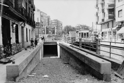 Entrada del paso subterraneo de peatones desde la calle Labrdores en el barrio San Andrés-Caño Argales en 1982.- ARCHIVO MUNICIPAL VALLADOLID