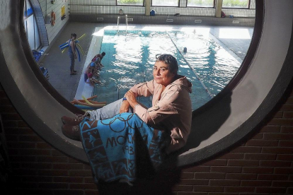 La olímpica Gloria Casado posa con su toalla de Moscú 80 con una piscina de fondo.-M. Á. SANTOS