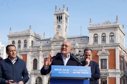 El presidente del PP del País Vasco, Carlos Iturgaiz, visita Valladolid para apoyar la candidatura del `popular' Jesús Julio Carnero a la Alcaldía de la ciudad. -ICAL