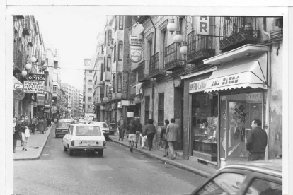 Calle Mantería antes de su peatonalización en el barrio San Andrés-Caño Argales en 1987- ARCHIVO MUNICIPAL VALLADOLID