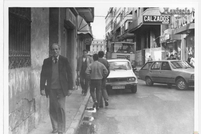 Calle Mantería antes de su peatonalización en el barrio San Andrés-Caño Argales en 1987.- ARCHIVO MUNICIPAL VALLADOLID