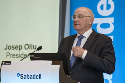 El presidente del Banco Sabadell, Josep Oliu, en un acto empresarial en Valencia el pasado marzo.-Foto: MIGUEL LORENZO