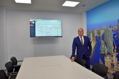 Julio César Miguel, director general del grupo CFI, muestra el ‘software’ en las instalaciones de su empresa en Palencia.-EL MUNDO