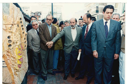 El antiguo alcalde de Valladolid, Francisco Javier León de la Riva, en la inauguración de la escultura de la plaza España en el barrio San Andrés-Caño Argales EN 1996.- ARCHIVO MUNICIPAL VALLADOLID