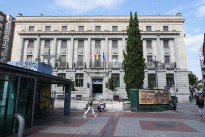 Banco de España en la plaza de España  en el barrio de San Andrés-Caño Argales en la actualidad.- J.M. LOSTAU.