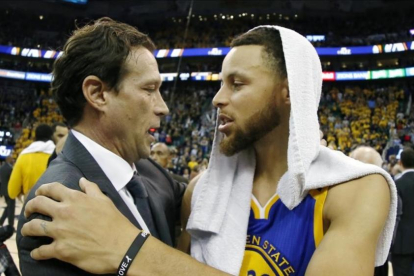 Stephen Curry (Golden State) y Quin Snyder (entrenador de Utah) se saludan tras el partido.-