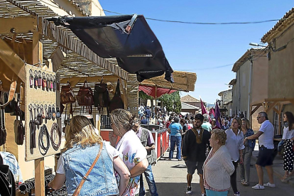 Una de las principales calles del pueblo, donde está el mercado artesano.-REPORTAJE GRÁFICO: JOSÉ C. CASTILLO / PHOTOGENIC