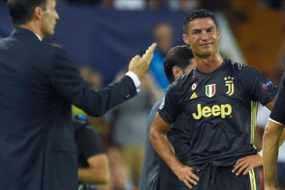 Cristiano Ronaldo muestra su desesperación ante la mirada de Massimo Allegri, técnico de la Juventus.-JOSÉ JORDÁN