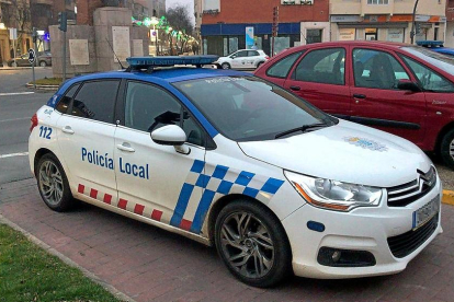 Un coche de la Policía Municipal de Medina estacionado frente a Comisaría.-EL MUNDO