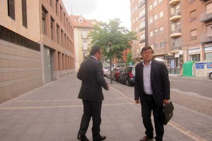 Delgado (derecha) junto a su abogado defensor.-EUROPA PRESS