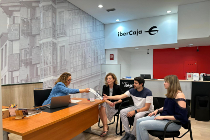 Firma del primer préstamo hipotecario acogido a la línea de garantías 'Mi primera vivienda' de la Junta de Castilla y León.- ICAL