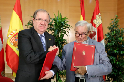 Juan Vicente Herrera, y el presidente de la Fundación 'Luzón, unidos contra la ELA', Francisco Luzón, presentan un acuerdo de colaboración.-ICAL