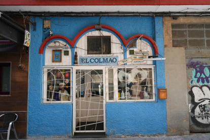 Bar El Colmao en la calle del Párroco Domicio Cuadrado en el barrio de San Andrés-Caño Argales.- J.M. LOSTAU.