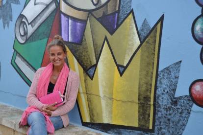 Carla de Bulgaria, junto al mural de Manuel Sierra que está frente a la Bodega-Aula de Interpretación de Mucientes (Valladolid).-ARGICOMUNICACIÓN