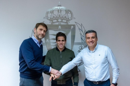 Carlos Suárez, Pablo Hervías y Miguel Ángel Gómez entrelazan sus manos, tras la firma del contrato.-RVCF