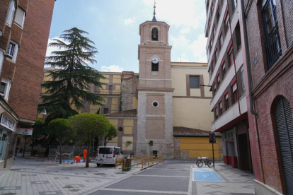 Calle Vega con la iglesia de San Andrés al fondo en el barrio de San Andrés-Caño Argales.- J.M. LOSTAU.