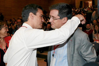 Pedro Sánchez y Óscar López, en una imagen de archivo en el último congreso autonómico-J.M. Lostau