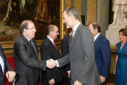 El Rey Felipe VI saluda al presidente de la Junta de Castilla y León, Juan Vicente Herrera.-EM