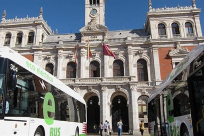 Autobuses en la Plaza Mayor de Valladolid.-EUROPA PRESS
