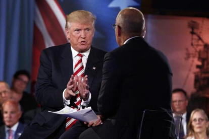 Trump expone sus argumentos al presentador de la NBC Matt Lauer, este miércoles, en Nueva York.-AP / EVAN VUCCI