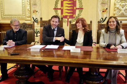 Saravia, Puente, la subsecretaria de Justicia, María Sánchez, y Barcones tras la firma del protocolo. | E. M.