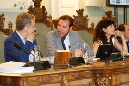 Pleno del Ayuntamiento con Manuel Saravia, Óscar Puente y Ana Redondo-JUAN MIGUEL LOSTAU