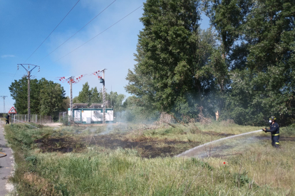 Bomberos de la Diputación trabajan en la extinción de un incendio en el Camino Viejo de Simancas. Twitter: Bomberos Diputación