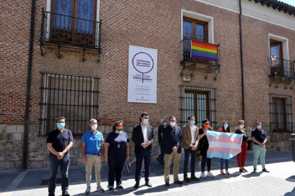 La bandera LGTBI luce en el balcón de la sede de la Diputación en Valladolid. ICAL