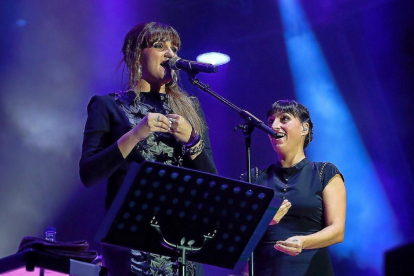 Rozalén y Beatriz Romero en un momento de la actuación.-PHOTOGENIC / CÉSAR MINGUELA