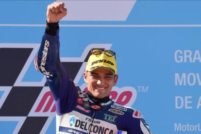 El madrileño Jorge Martin (Honda) celebra su victoria, en Motorland, que lo coloca, destacado, al frente del Mundial de Moto3.-AFP / JOSE JORDAN