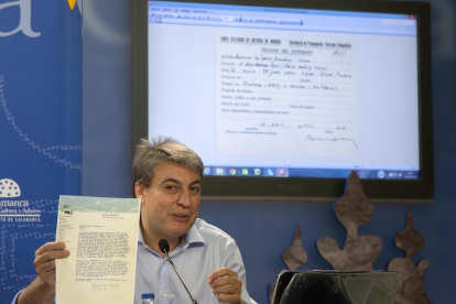 Policarpo Sánchez muestra uno de los documentos pertenecientes al Archivo de Salamanca.-ICAL