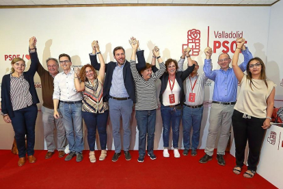 Puente y los miembros de su candidatura celebran la victoria en la sede del Parrtido Socialista.-J. M. LOSTAU