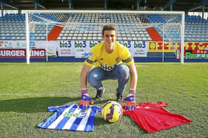 Kepa Arrizabalaga posa en marzo con las camisetas de la Ponferradina y de la selección española sub21.-L. De la Mata.