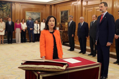 La ministra de Defensa Margarita Robles promete su cargo ante el Rey.-/ J J GUILLEN (EFE)