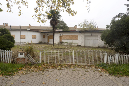 Parcela, con viviendas construidas, que se pondrá a la venta en la calle Montes de Torozos, en Parque Alameda. PHOTOGENIC